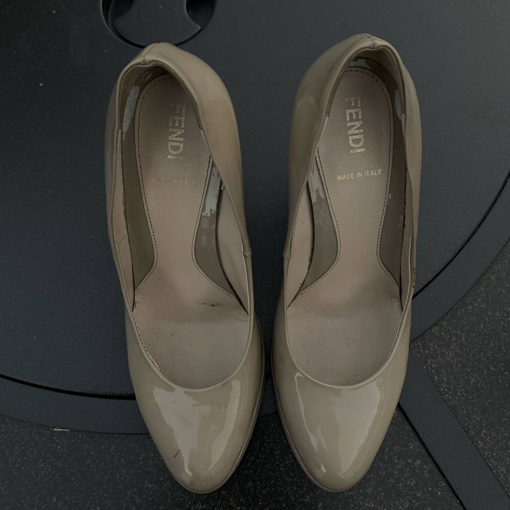 Fendi Beige Patent Leather Pumps with Gold Heel - Picture 3 of 6